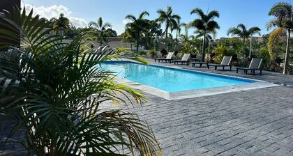 Live Edge Villa: Escape to Luxury in Ocho Rios with Modern Comforts & Charm