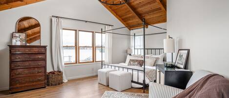 4 makuuhuonetta, silitysrauta/-lauta, vauvan matkasänky, Wi-Fi