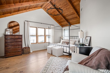 4 bedrooms, iron/ironing board, travel cot, WiFi. Lakefront Luxury on Lake Manitou - Modern Comforts & Stunning Views