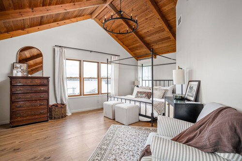 Lakefront Luxury on Lake Manitou - Modern Comforts & Stunning Views