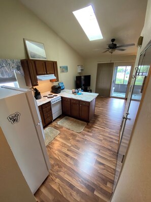 Een koelkast, een microgolfoven, een oven, een kookplaat