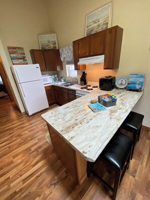 Een koelkast, een microgolfoven, een oven, een kookplaat