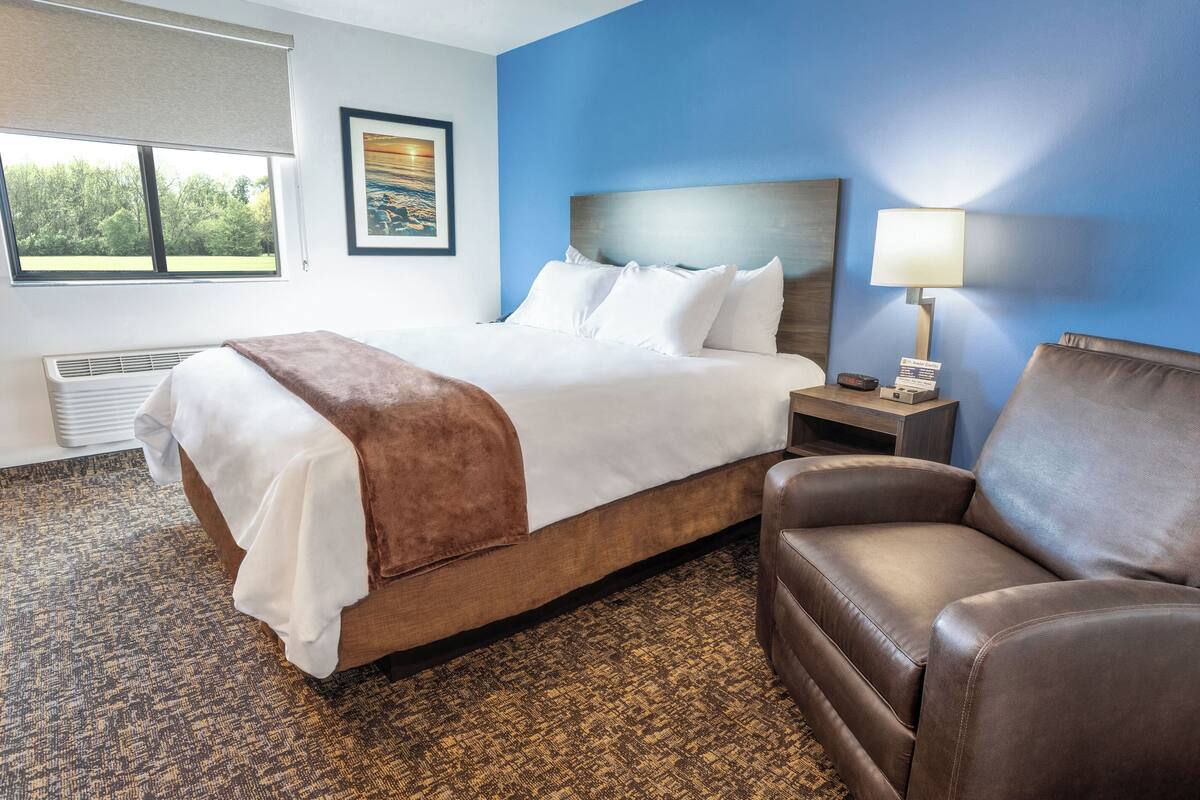 Room, 1 Queen Bed (Bed with Recliner) | Desk, laptop workspace, blackout drapes, iron/ironing board