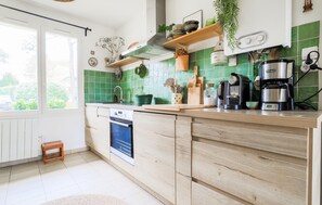Fridge, oven, stovetop, dishwasher