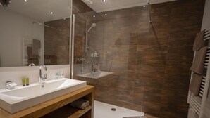 Shower, hair dryer, towels - Sportalm Seefeld - Ski In Ski Out Double rooms (Seefeld in Tirol)