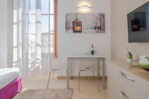 Classic Room, River View | Iron/ironing board, free WiFi - Milano Apartments Alzaia 54 (Milan)