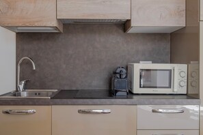 Classic Room, River View | Private kitchen | Electric kettle - Milano Apartments Alzaia 54 (Milan)