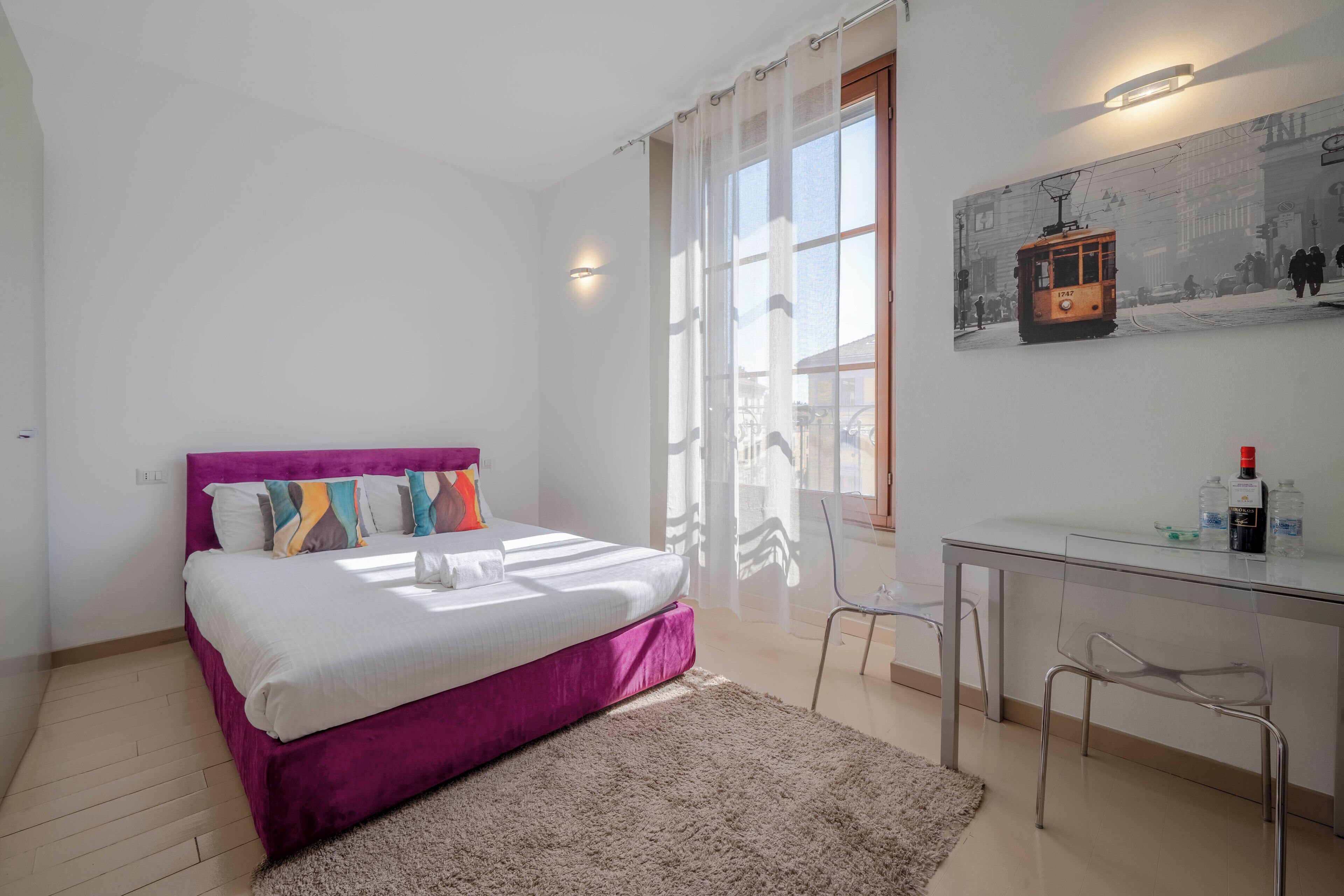 Une chambre à coucher avec un lit, un bureau et une chaise.