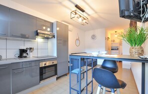 Kühlschrank, Ofen, Herdplatte, Wasserkocher mit Kaffee-/Teezubehör