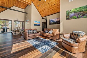 Smart TV, fireplace - Skip`s Mountain Retreat (Sevierville)