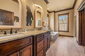 Bathroom - Skip`s Mountain Retreat (Sevierville)
