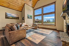 TV, fireplace - Skip`s Mountain Retreat (Sevierville)