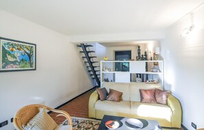 Smart TV y chimenea 