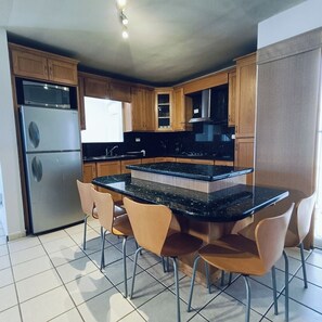 Mikrowelle, Herdplatte, Wasserkocher mit Kaffee-/Teezubehör