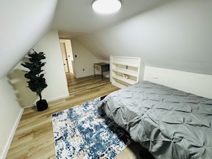 2 soverom, skrivebord, wi-fi (inkludert) og sengetøy