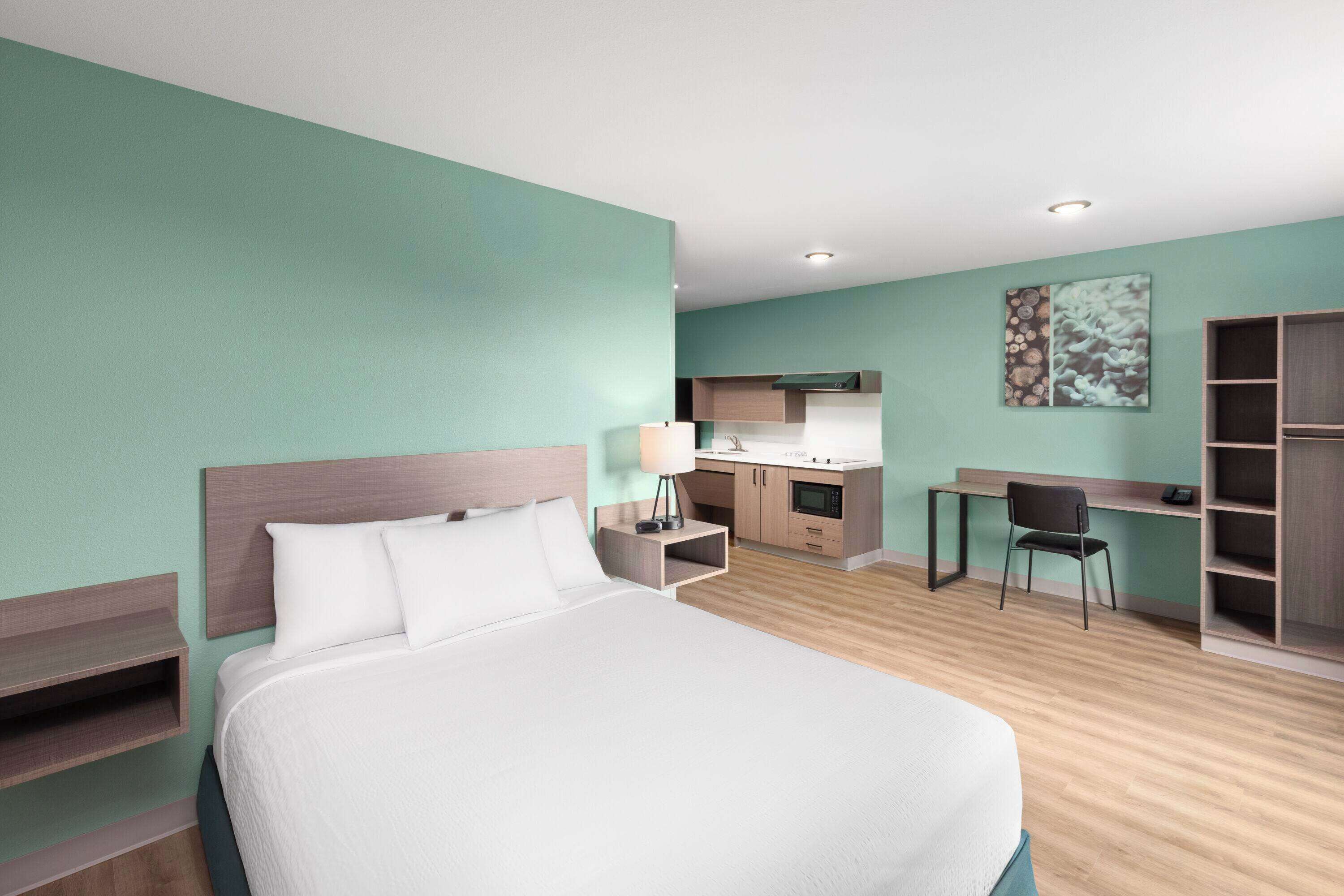 Room, 1 Queen Bed, Accessible, Non Smoking (Bathtub W/grab Bars) | Desk, WiFi (free), bed sheets