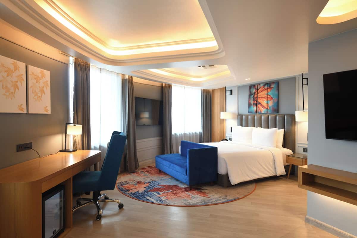 Ropa de cama hipoalergénica y caja de seguridad en la habitación