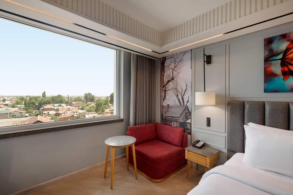 Ropa de cama hipoalergénica y caja de seguridad en la habitación