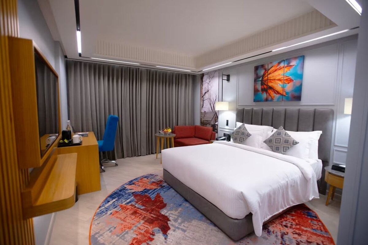 1 King Bed, Hearing Accessible Room, River View