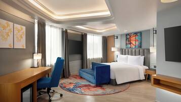 Ropa de cama hipoalergénica y caja de seguridad en la habitación