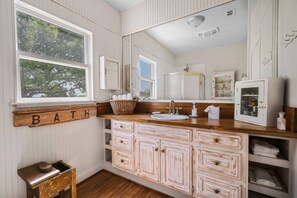 Een douche, een haardroger, handdoeken, shampoo