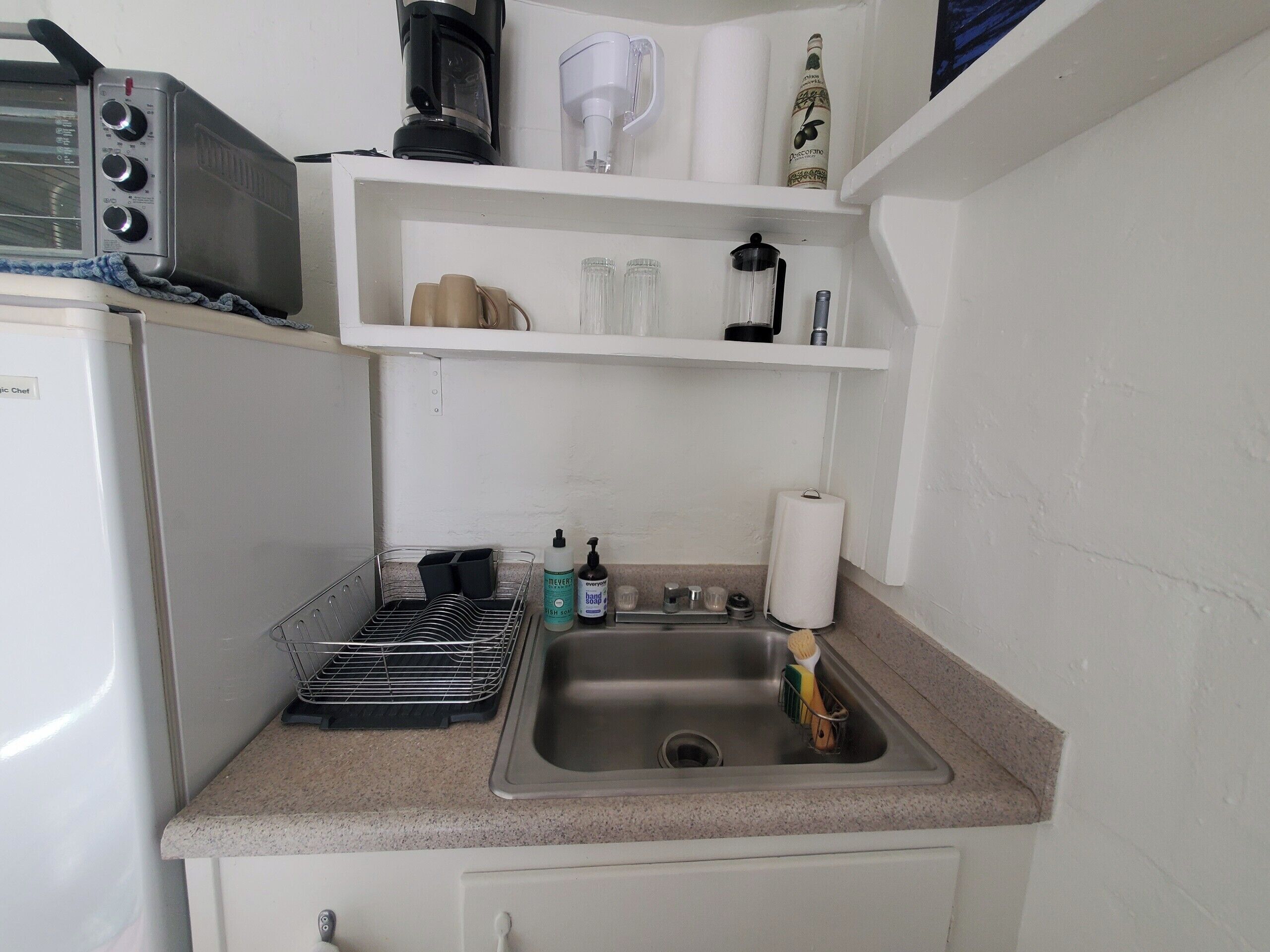 Réfrigérateur, plaque de cuisson, cafetière/bouilloire, grille-pain