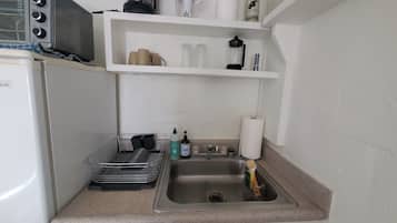 Réfrigérateur, plaque de cuisson, cafetière/bouilloire, grille-pain