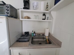 Kühlschrank, Herdplatte, Wasserkocher mit Kaffee-/Teezubehör, Toaster