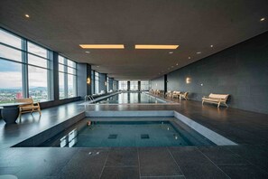 Innendørsbasseng
