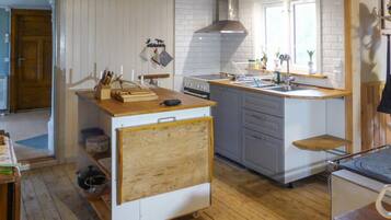 Kylskåp, spishäll, diskmaskin och kaffe- och tebryggare