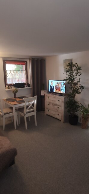 Smart-TV, bøker og stereoanlegg