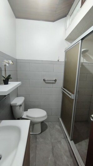 SĂšche-cheveux, serviettes fournies, savon, papier toilette