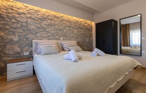 3 多间卧室、旅行婴儿床、免费 WiFi、床单