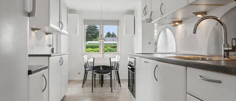 Kjøleskap, kokeplater, oppvaskmaskin og kaffetrakter/tekoker