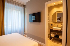 1 bedroom, in-room safe, desk, iron/ironing board - Your room like in a 4-star Hotel (Roma)