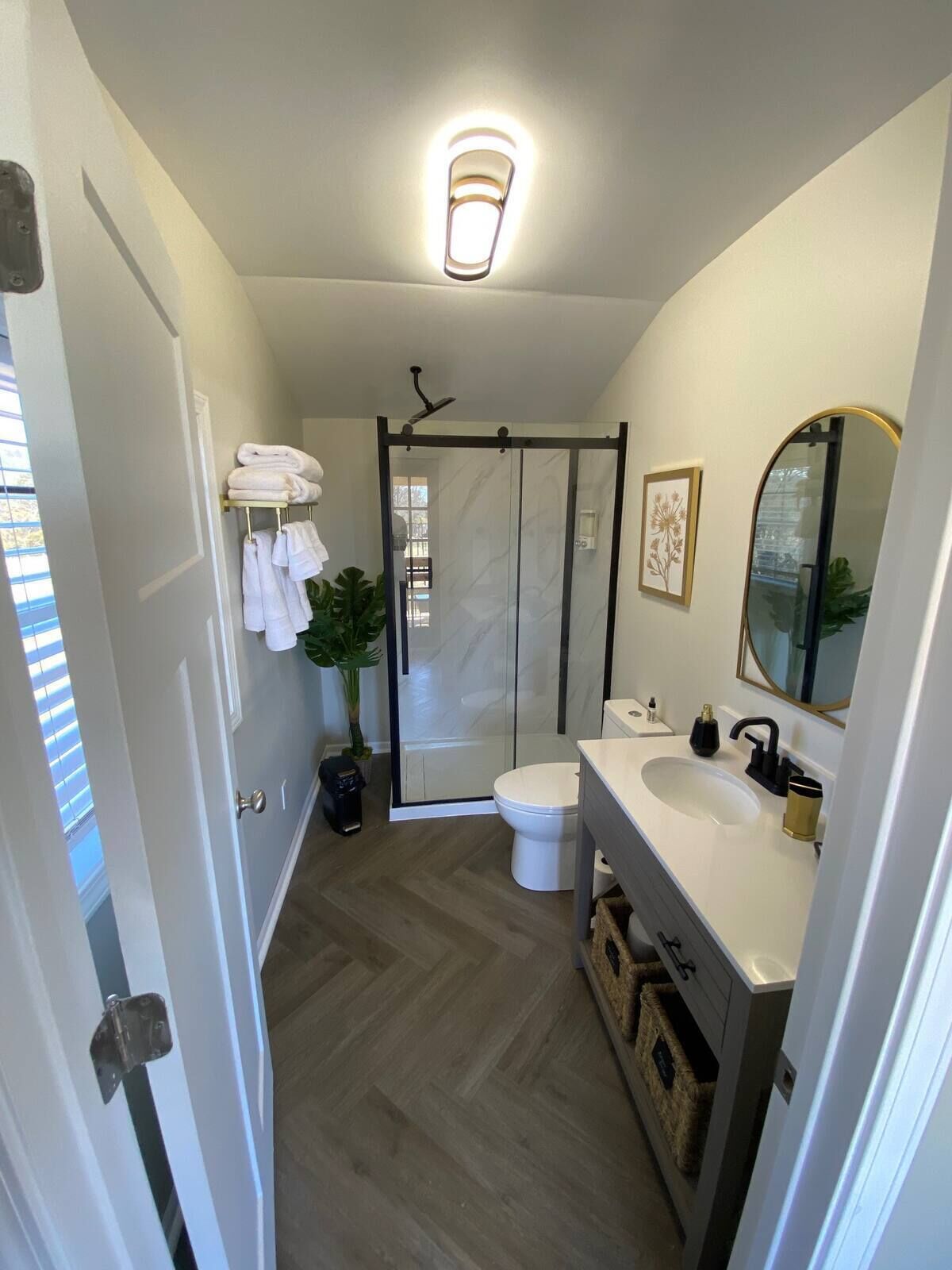 シャワー、環境にやさしいバスアメニティ、ヘアドライヤー、タオル