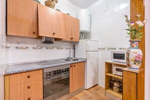 Fridge, oven, stovetop, coffee/tea maker