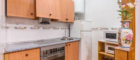 Fridge, oven, stovetop, coffee/tea maker