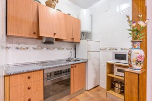 Kjøleskap, ovn, kokeplater og kaffetrakter/tekoker