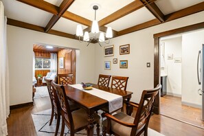Dining - Heritage House in Pittsburgh on Mt Washington - Charming 3BR, 2.5b Sleeps 7+ (Pittsburgh)