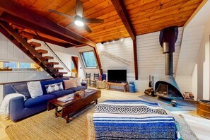 Living area - Enchanting A-Frame in Jamaica, VT (Jamaica)