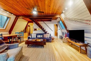 Living area - Enchanting A-Frame in Jamaica, VT (Jamaica)