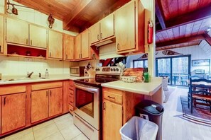 Private kitchen - Enchanting A-Frame in Jamaica, VT (Jamaica)
