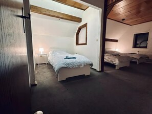 6 Schlafzimmer, Schreibtisch, Bügeleisen/Bügelbrett, WLAN