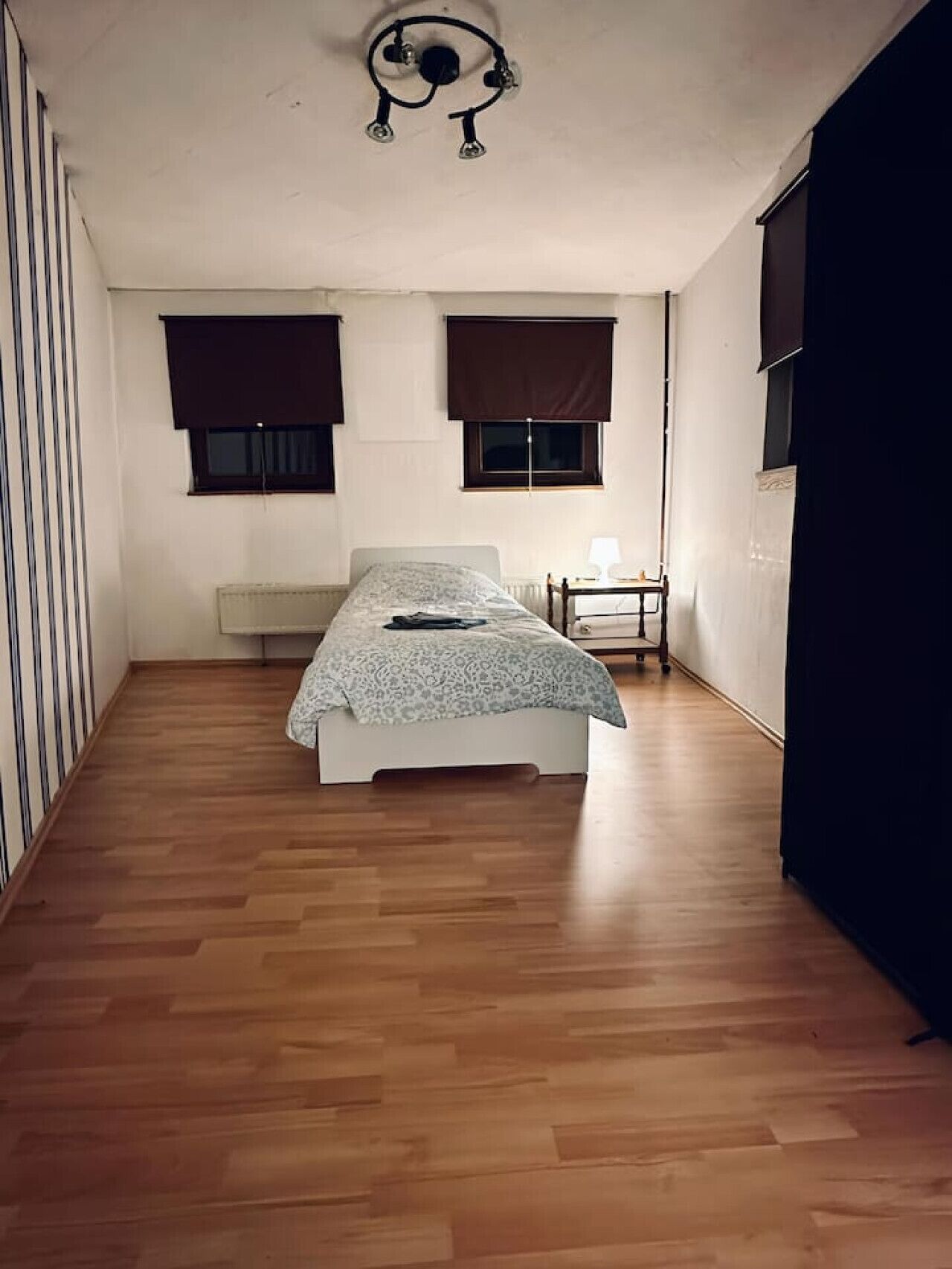6 Schlafzimmer, Schreibtisch, Bügeleisen/Bügelbrett, WLAN