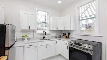 Coffee/tea maker, fridge, microwave, oven