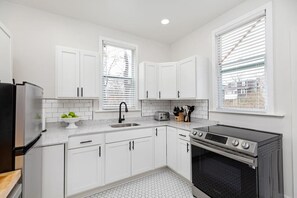 Fridge, microwave, oven, stovetop - 5 Bedrooms - 7 Beds - 10 Mins to Downtown (Detroit)