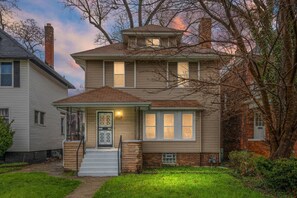 Exterior - 5 Bedrooms - 7 Beds - 10 Mins to Downtown (Detroit)