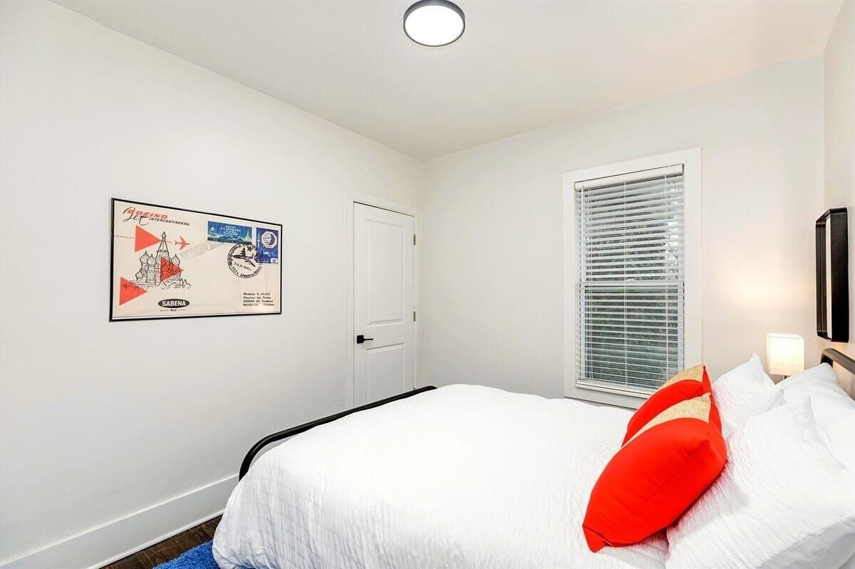5 habitaciones, tabla de planchar con plancha, cuna de viaje y wifi 