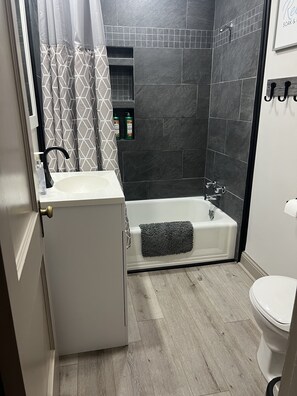 Dusche, Haartrockner, Handtücher, Seife